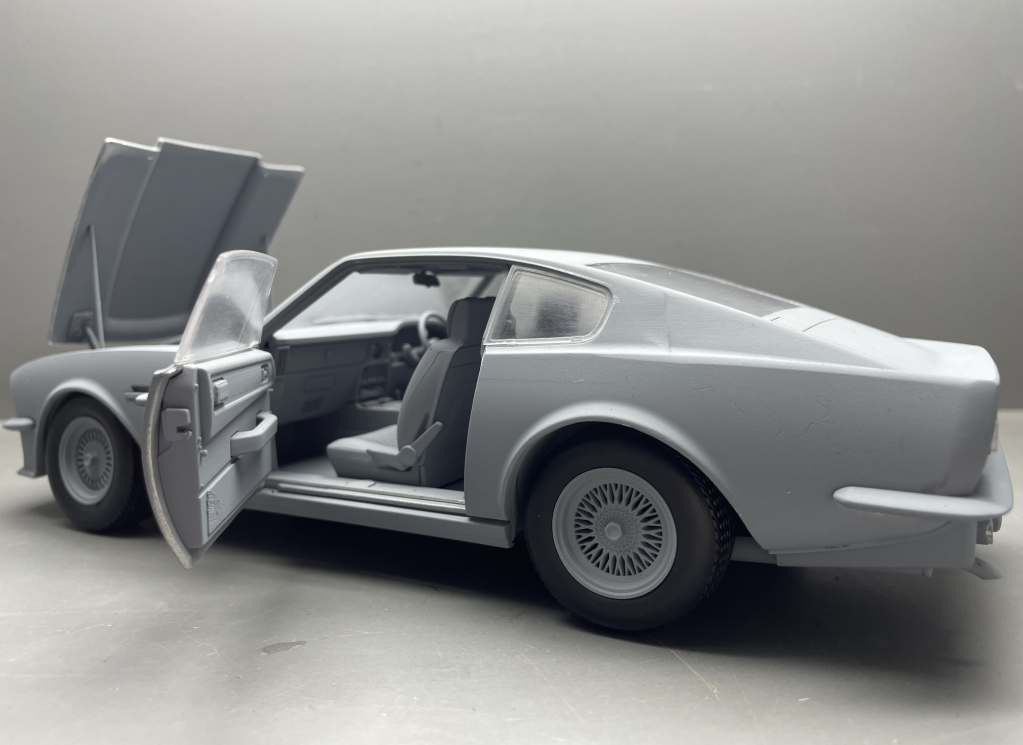Stirling Scale - 1:18 Aston Martin V8 Vantage 1985 (X-Pack) Suffolk Red