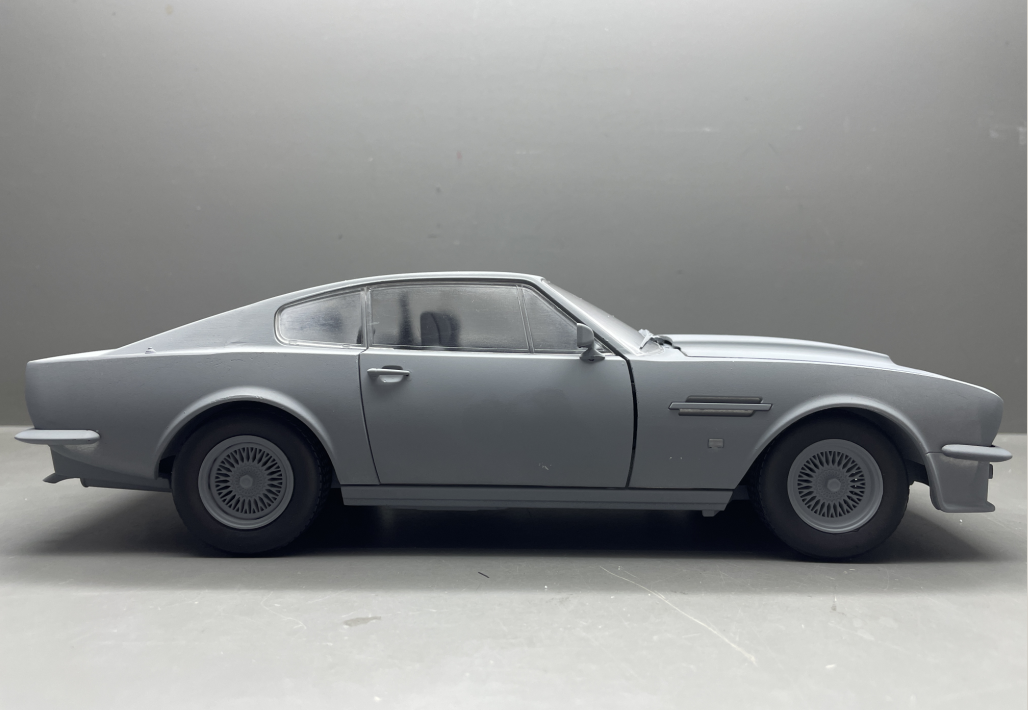 Stirling Scale - 1:18 Aston Martin V8 Vantage 1985 (X-Pack) Suffolk Red